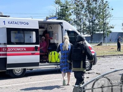 Рашисти вдарили по п’ятиповерхівці в Харкові, є загиблі та поранені