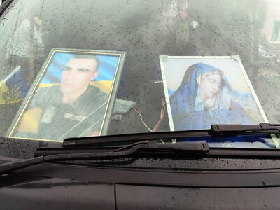 На Тлумаччині навколішки зустріли полеглого захисника Сергія Купчака