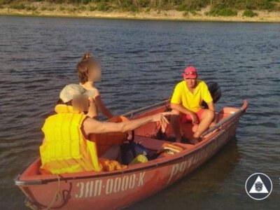 Вбрід на Байду: запорізьким рятувальникам доводиться визволяти відпочивальників, які застряють на острові через підйом води в Дніпрі