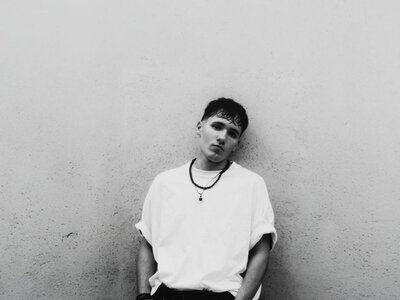 Народилася в літаку: YAKTAK випустив щемливу пісню про кохання, яке важко відпустити
