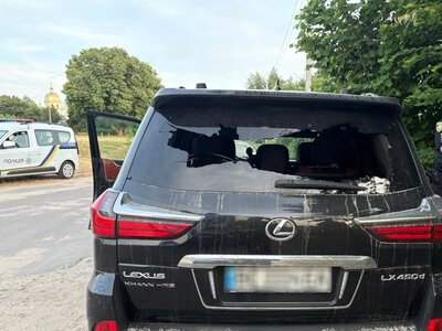 На Львівщині чоловік з автомата обстріляв Lexus і поранив водія - стрільця затримали