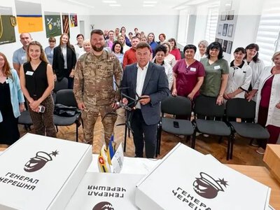 Рівненська обласна лікарня передала третій штурмовій бригаді партію FPV-дронів-перехоплювачів