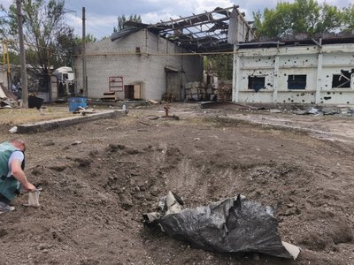 Понівечені будівлі та вирву від авіабомби зафіксували у двох районах: екологи оцінили наслідки ударів по Запоріжжю