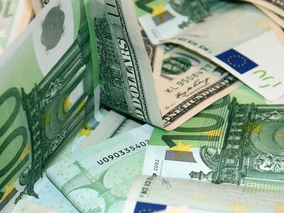 Нацбанк знизив курси валют після активних торгів на міжбанку
