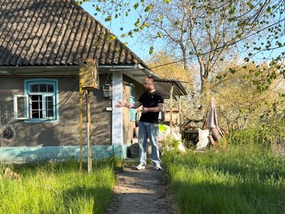 У хаті було страшно жити: чоловік купив 100-річну мазанку біля Дністра