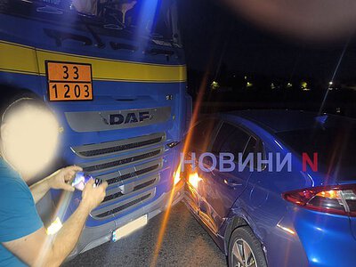 На мосту в Миколаєві зіткнулися сідельний тягач DAF та легковик Hyundai
