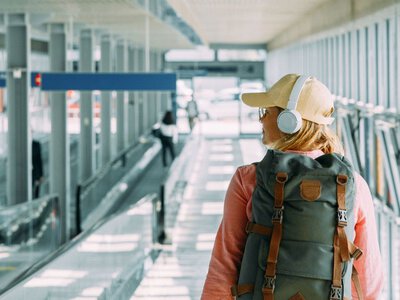 Ці 3 звички досвідчених мандрівників роблять переліт літаком значно комфортнішим