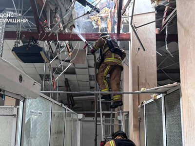 Ворожі війська завдали ударів по торгівельному центру на Сумщині + Фото