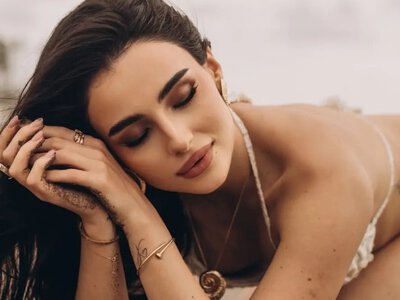 Що приховує Анна Трінчер? Найцікавіші факти з життя співачки