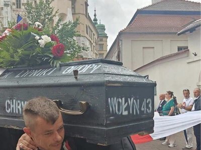 Стрічка ФБ майорить пустими трунами, які носять конфедерати у Польщі
