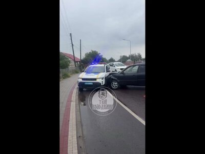На Волині Volkswagen в’їхав у поліцейський автомобіль
