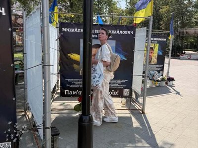 Мешканка Галицької громади спаплюжила банер загиблого військового у Франківську: поліція встановила її особу
