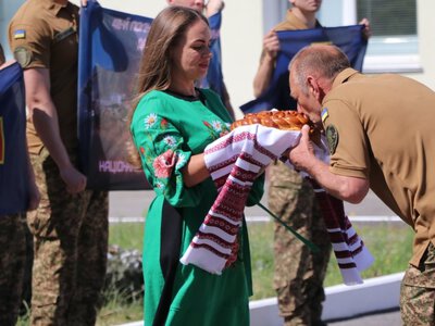 Зустріч після трьох років полону: на Вінниччині зустріли звільненого з полону нацгвардійця