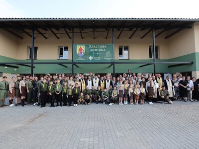  Простір віри, патріотизму та єдності: у Зарваниці освятили оновлену пластову домівку 