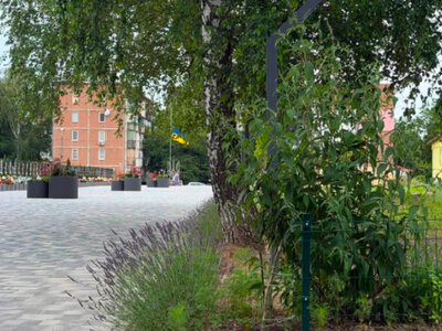 Хлопець зірвав для дівчини оберемок квітів на Алеї Слави у Новодністровську