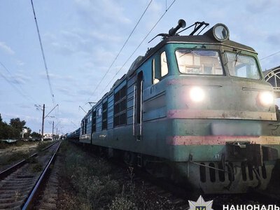 На вокзалі в Ірпені під колесами вантажного поїзда загинула молода жінка