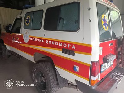 На Донеччині російський удар пошкодив санітарний броньований автомобіль рятувальників (фото)