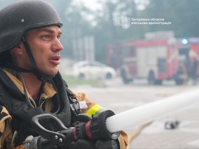 У Запоріжжі після російської атаки згоріла АЗС та автомобілі, загинула людина (ФОТО)