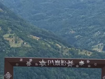 Нова туристична магнітна локація в Карпатах: у Рахові встановили інстаграмну фоторамку з краєвидом, від якого перехоплює подих (ФОТО)