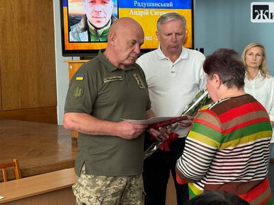 У Бердичеві родинам трьох полеглих воїнів передали нагороди за службу і мужність