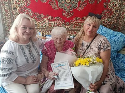 Мешканка Миколаєва відзначила 100-річний ювілей: довгожительку привітали представники міської влади
