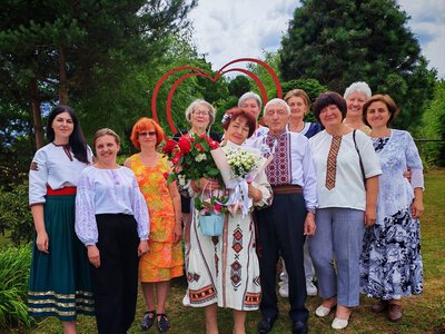 Любов не знає віку: на Прикарпатті одружилися переселенці з Херсонщини