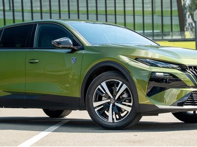 Стильний та економний конкурент кросоверів: новий Peugeot 408 стартує в Україні