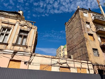 У центрі Одеси почали розбирати будинок, який зруйнувала російська атака