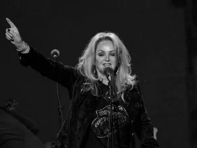 Виконавиця пісні «Total Eclipse of the Heart» Бонні Тайлер пішла з життя у віці 75 років (ВІДЕО)