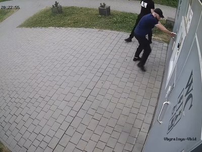 У Франківську розшукують молодиків, які пошкодили модульну вбиральню