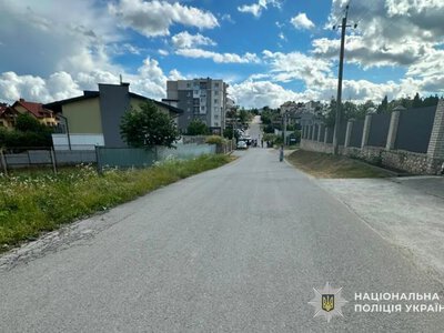  Біля Тернополя 13-річний хлопець на електросамокаті збив 14-річного пішохода 