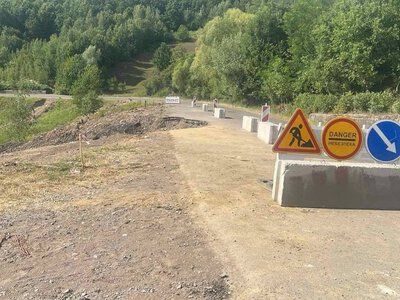 На Хустщині облаштовують тимчасовий об'їзд через обвал дороги (ФОТО)