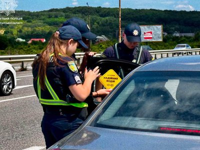 В Ужгороді патрульні поліцейські зупиняли всі автівки підряд: що трапилось?