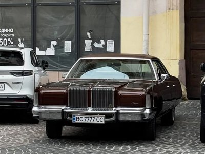 В Україні помітили добре збережений Chrysler New Yorker 1977 року (ФОТО)