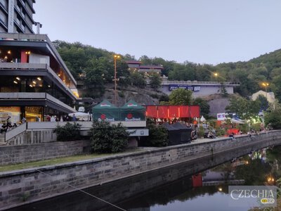 На кінофестивалі в Карлових Варах заклади продавали алкоголь неповнолітнім