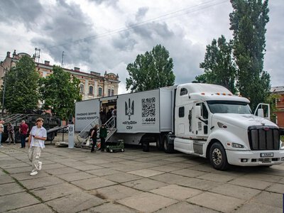 Симулятор «Павутини» та сучасні зразки озброєння: до Чернівців прибув рекрутинговий простір «Альфи» СБУ