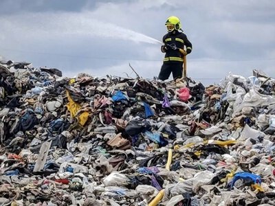 У Сваляві понад пʼять годин гасили пожежу на сміттєзвалищі (ФОТО)