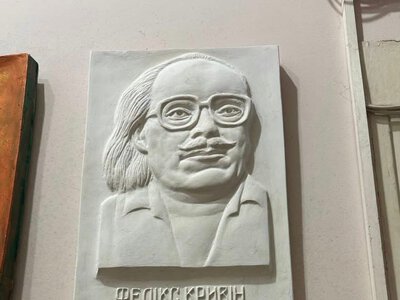 Його книги читали мільйони: в Ужгороді відкрили меморіальну дошку легендарному письменнику Феліксу Кривіну