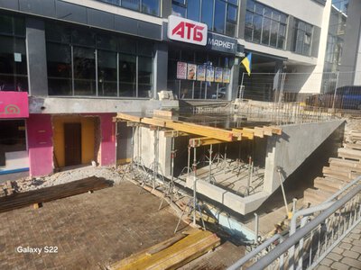 «Порішали»? У Тернополі, попри рішення про демонтаж, на незаконній конструкції тривають будівельні роботи