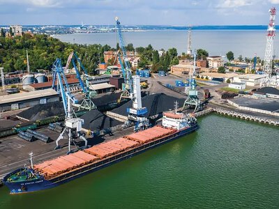 Атака на судна рф в Азовському морі: росія тимчасово обмежила судноплавство, – Reuters