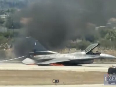 У Греції винищувач F-16 сів “на черево” і загорівся в туристичному аеропорту. Відео