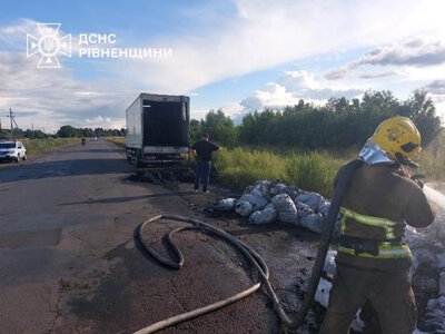 На Рівненщині загорілася вантажівка з деревним вугіллям