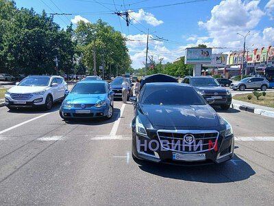«Сузукі» врізався в «Кадилак» у центрі Миколаєва: рух ускладнений