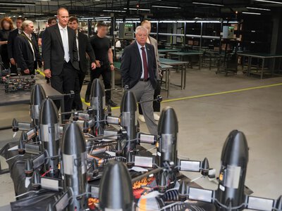 Американський сенатор Ліндсі Грем відвідав miltech-компанію SkyFall – побачив українські дрони, а деякі навіть потримав у руках (ФОТО)