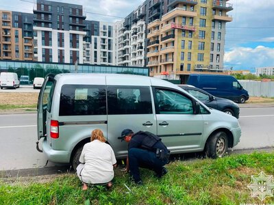 Пробите колесо посеред Ужгорода: патрульні Закарпаття показали, як працює новий стандарт допомоги водіям на дорогах