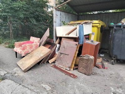 У Рівному біля контейнерів знову залишили післяремонтні відходи