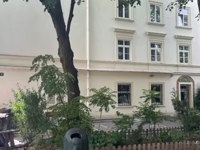 Суд у Львові зобов'язав власницю квартири замінити пластикові вікна й двері на автентичні заголовок