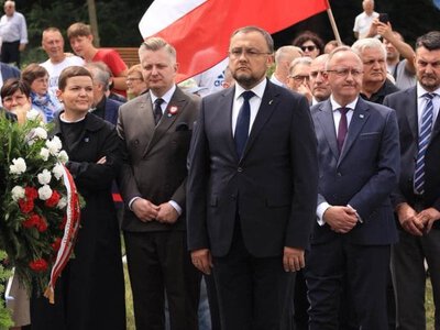 Український посол поклав вінок до пам’ятника жертвам у Волинському сквері Варшави