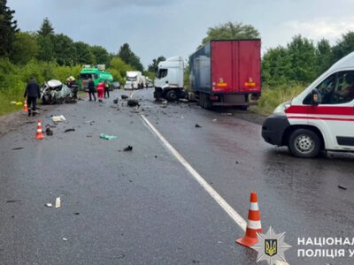 На Хмельниччині зіткнулися легковик і вантажівка: загинула 56-річна жінка