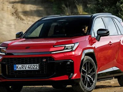 Новий Toyota RAV4 вже з'явився в автосалонах України: які версії та ціни